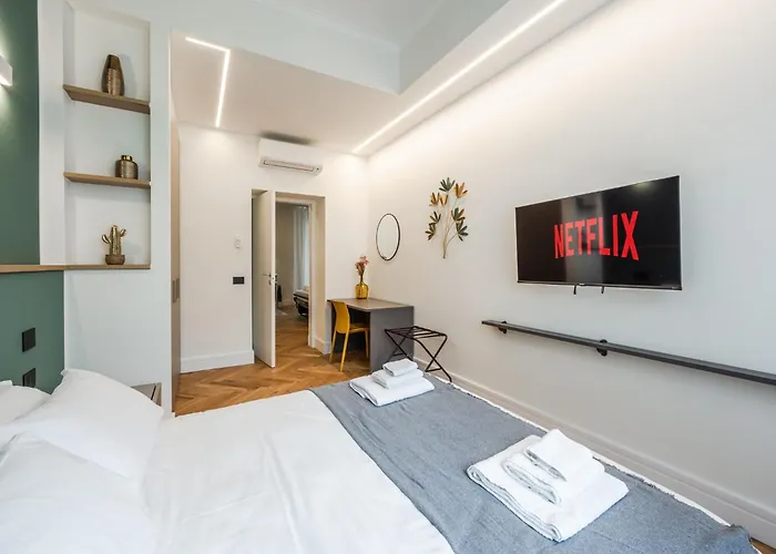 Central Modern 3-Room Flat - Near Metro & Park